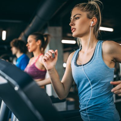 Frauen trainieren auf dem Laufband